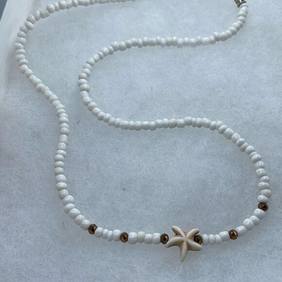 Vintage starfish beaded necklace. Barrel clasp. - Picture 1 of 6
